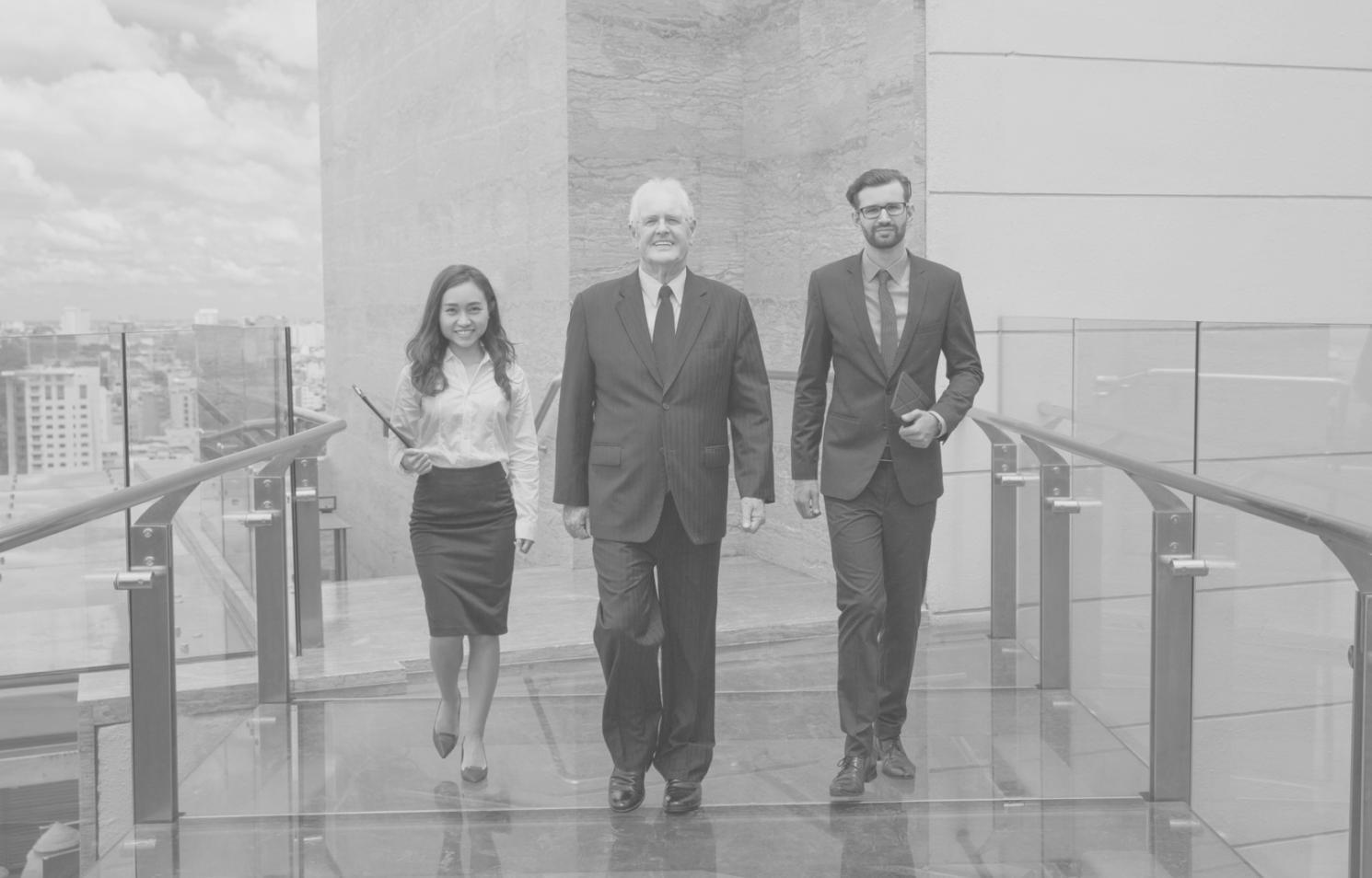 Besprechung am Schreibtisch mit Budgetplan und Notizen