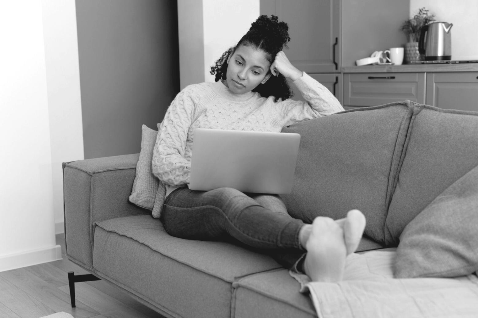 Arbeitsplatz mit Finanzunterlagen und Laptop während Budgetanalyse